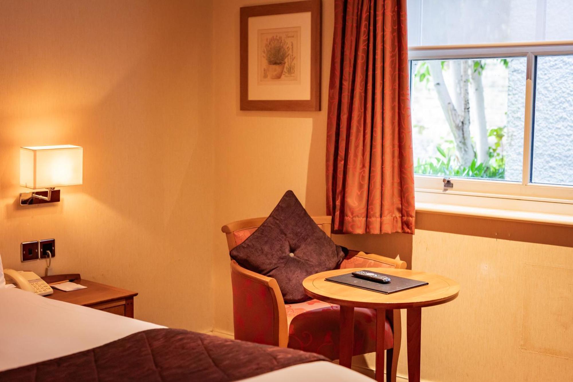 The Red Lion Hotel Hillingdon Dış mekan fotoğraf